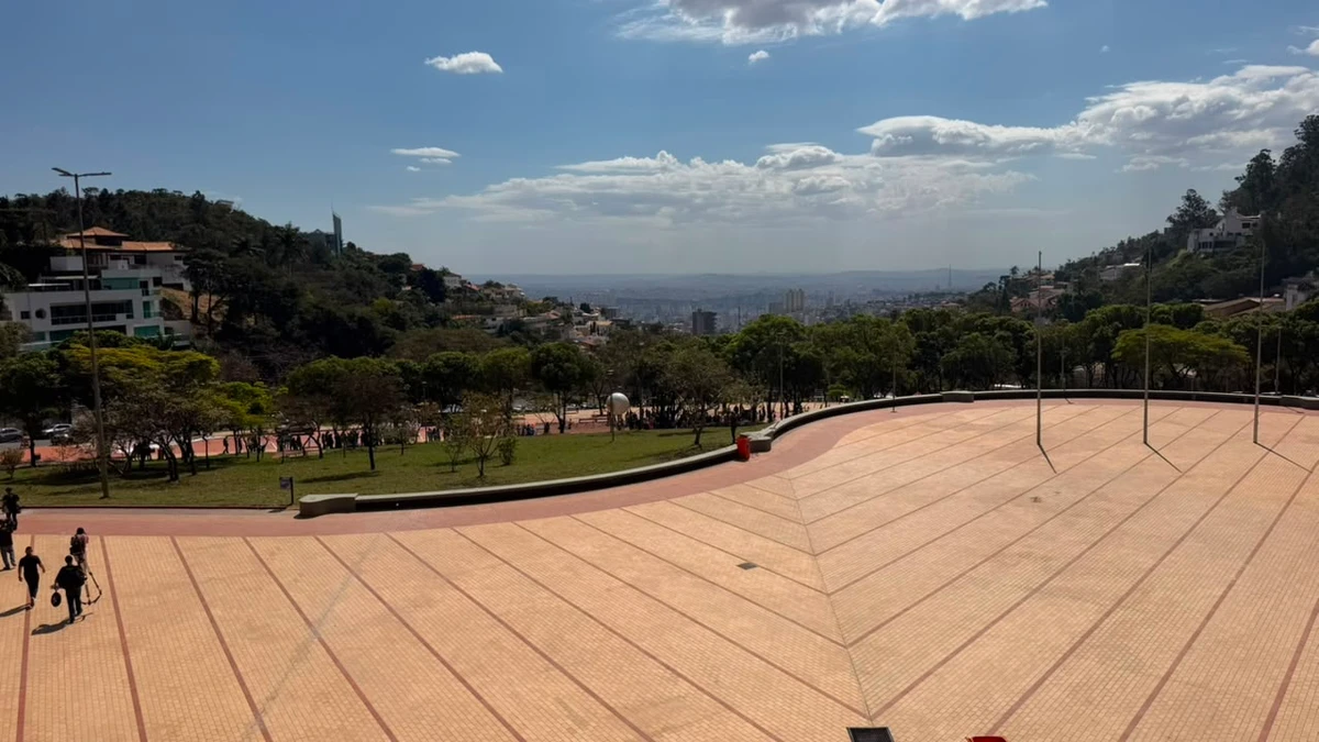 Praça do Papa é reaberta após mais de um ano e meio de atraso em BH