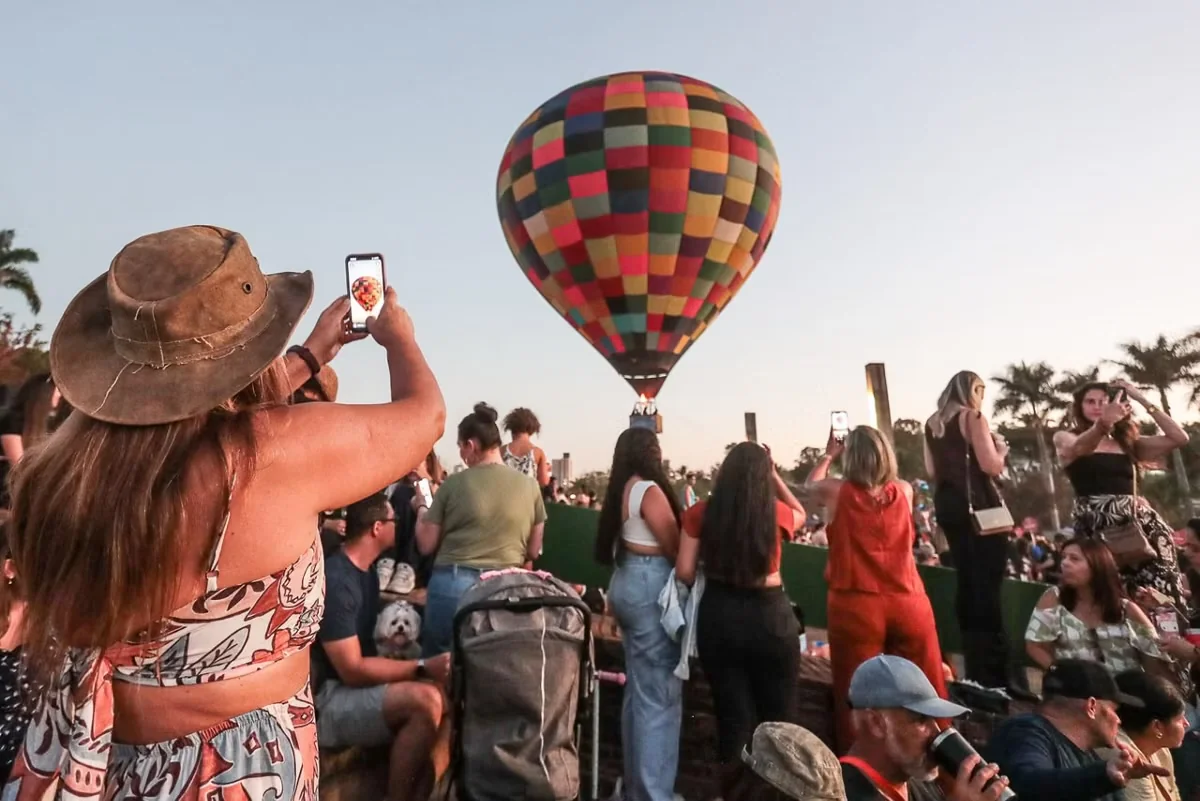 Balão ganha o céu da Pampulha durante Festival de Inverno