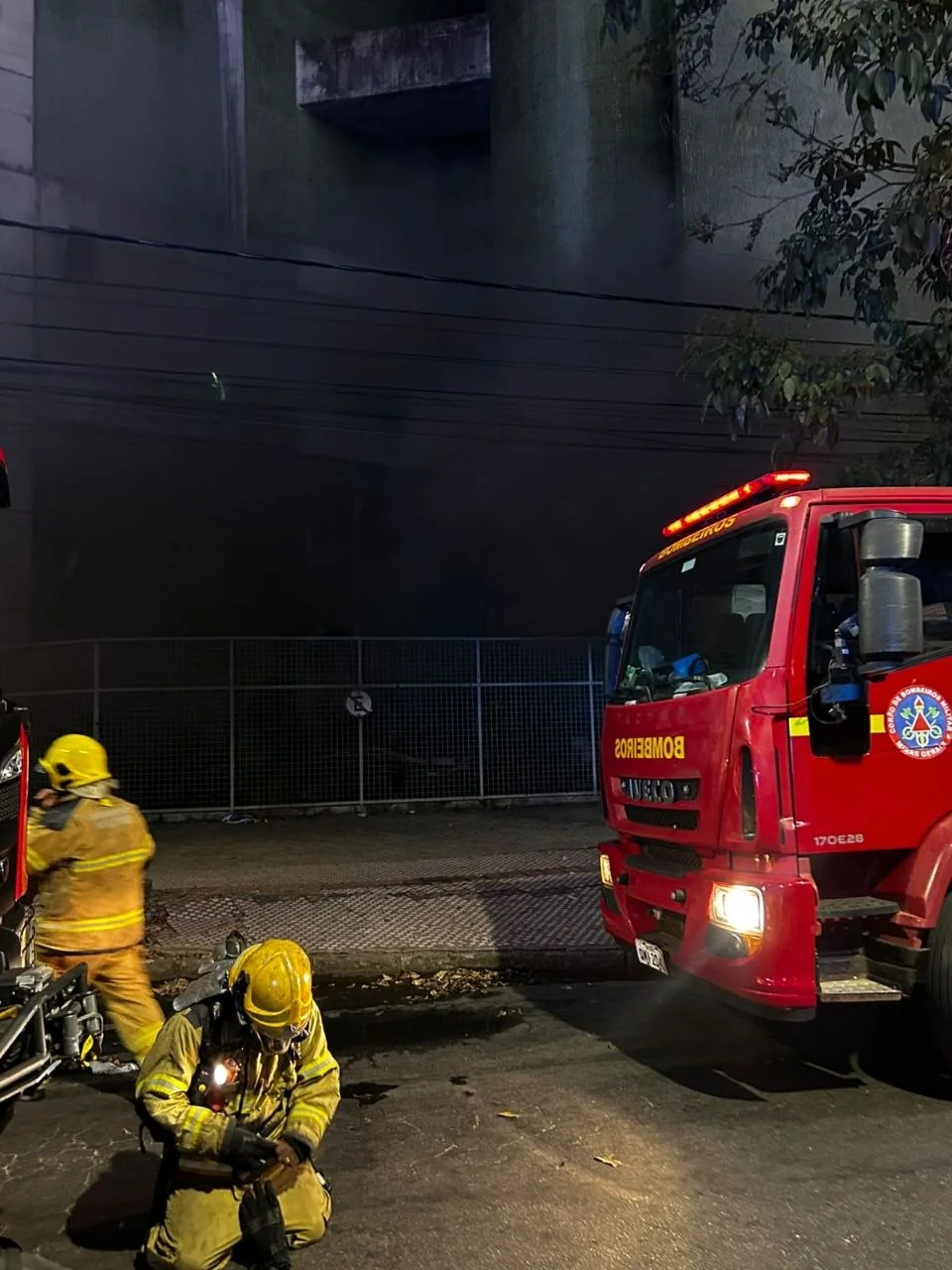 Incêndio atinge prédio abandonado em Belo Horizonte