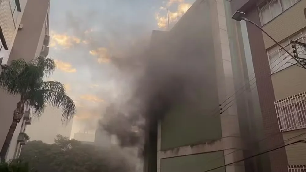 MP vai à Justiça contra Oi após incêndio em prédio abandonado em BH