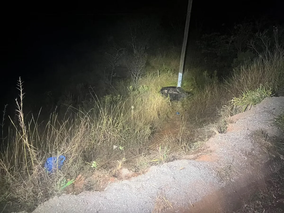 Motorista morre após carro cair em ribanceira na MG-155