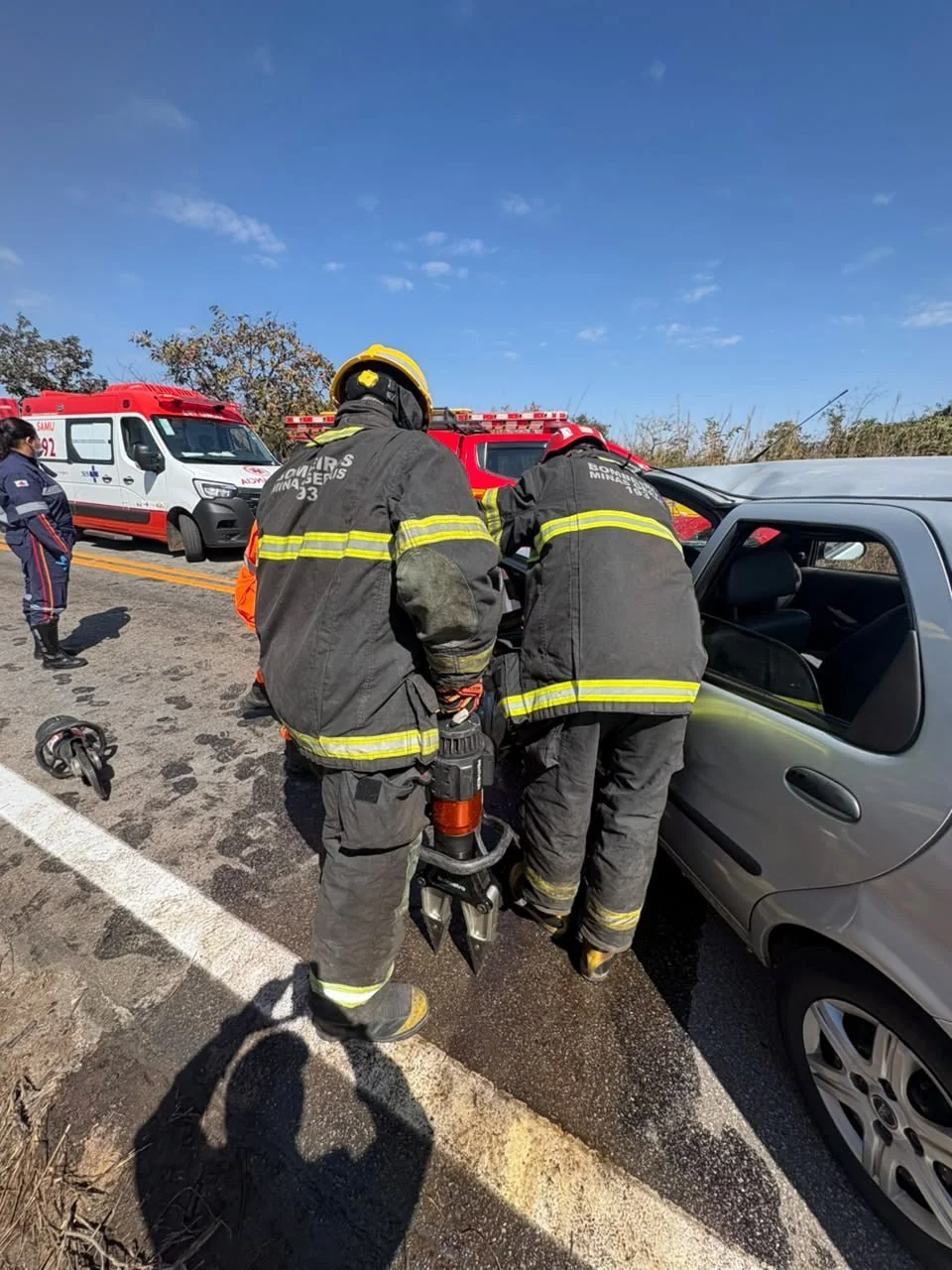 Cinco pessoas ficam feridas após colisão frontal na MG-238, em Inhaúma