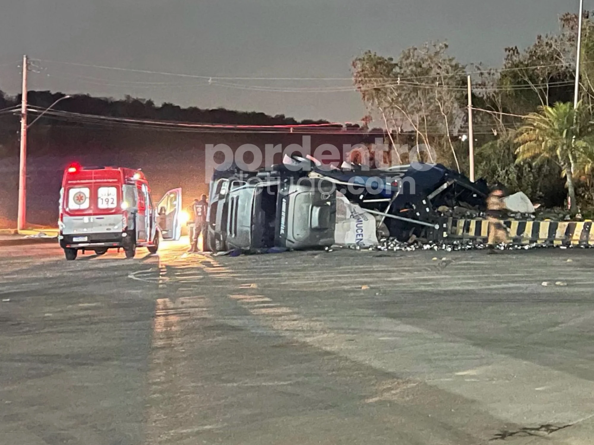 VÍDEO: Caminhão desgovernado bate em rotatória da Precon e tomba em Pedro Leopoldo