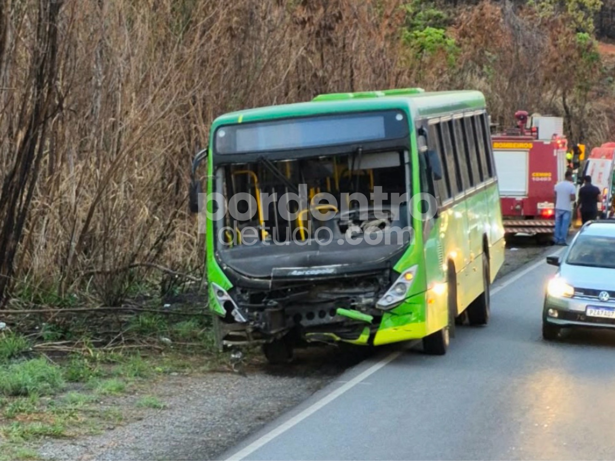 VÍDEO: Carro e ônibus se envolvem em grave acidente na MG-424 em Sete Lagoas