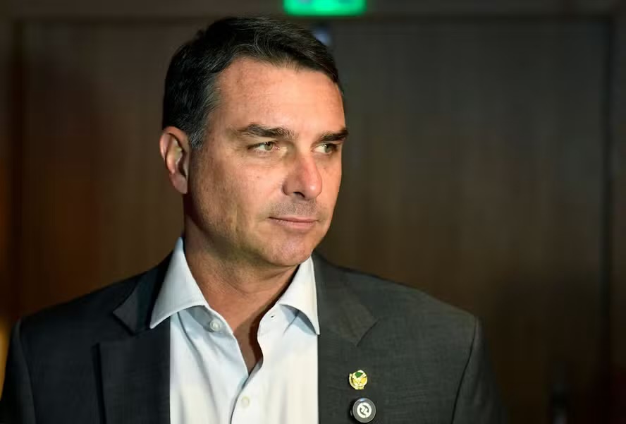 Fraude na filiação impede Flávio Bolsonaro de registrar candidatura