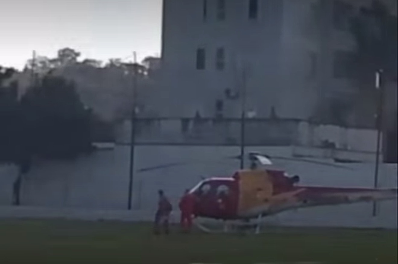 Helicóptero dos Bombeiros transporta vítima que caiu de cerca de 10 metros em Pedro Leopoldo