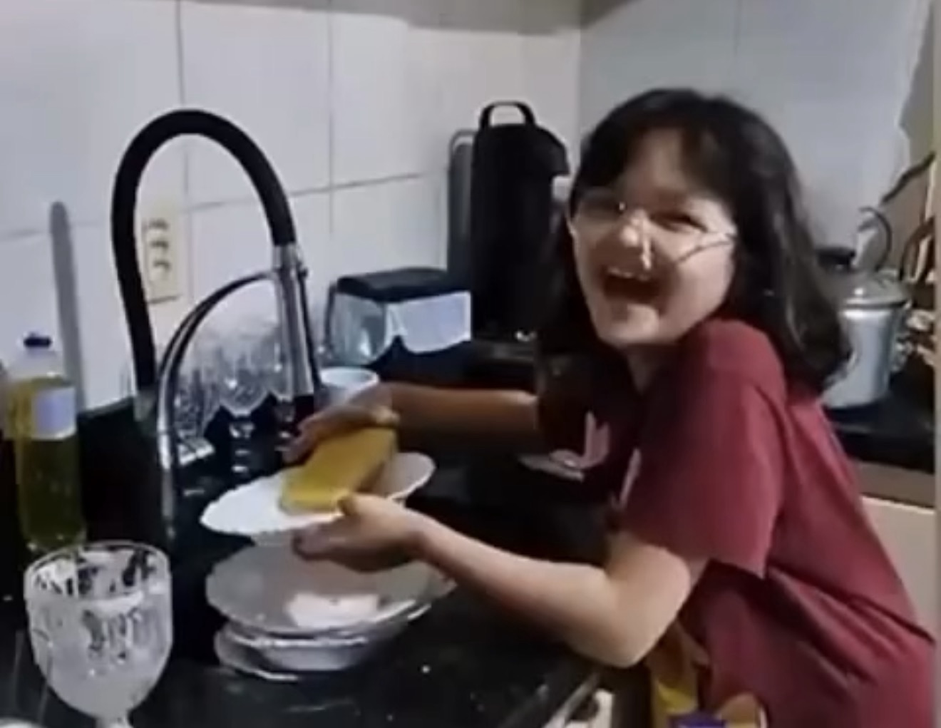VÍDEO: Menina de 9 anos é levada ao hospital após crise de riso involuntário por mais de 3 horas