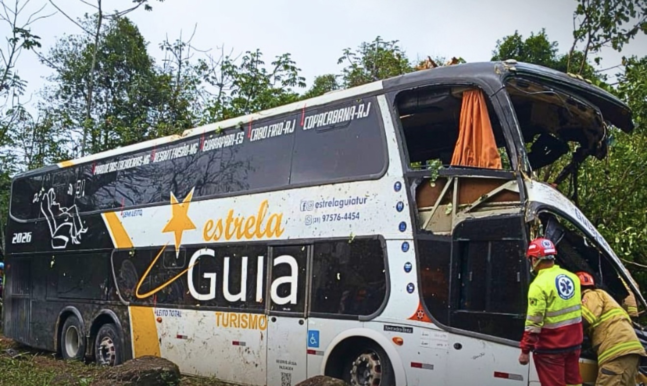 Ônibus tomba na BR-040 e deixa nove mortos