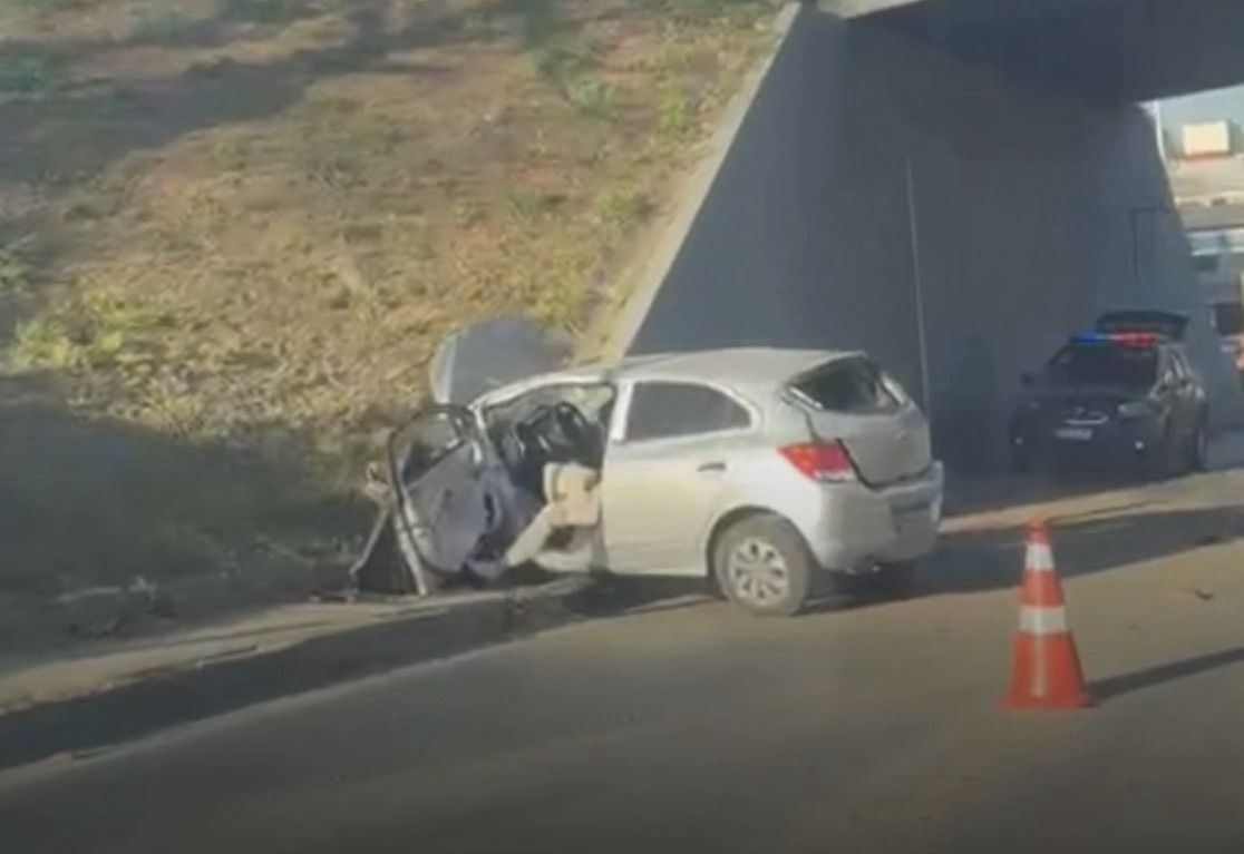 VÍDEO: Carro sai da pista e cai próximo a viaduto na MG-424 em Pedro Leopoldo
