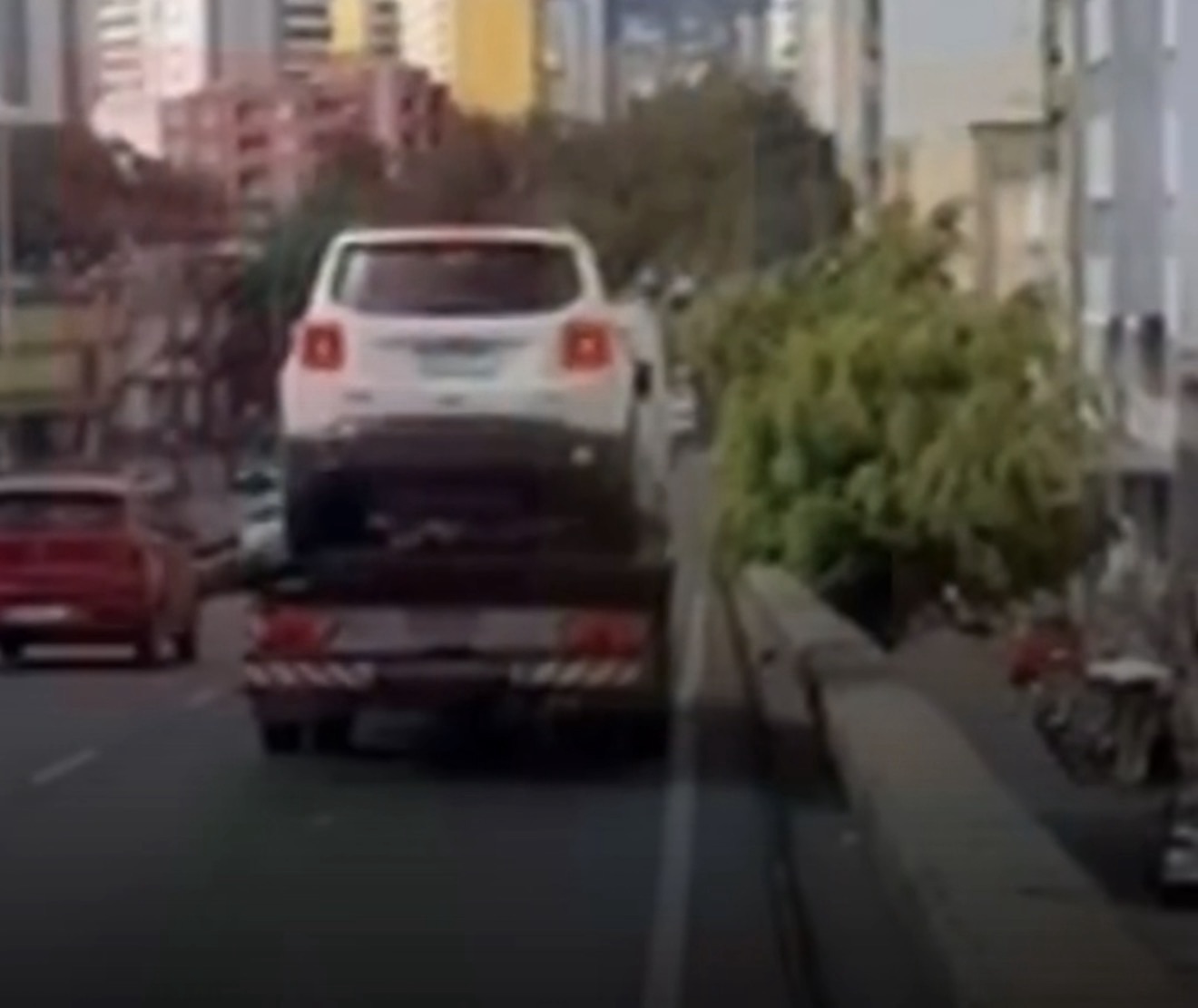 VÍDEO: Motociclista morre após cair de viaduto no Centro de BH