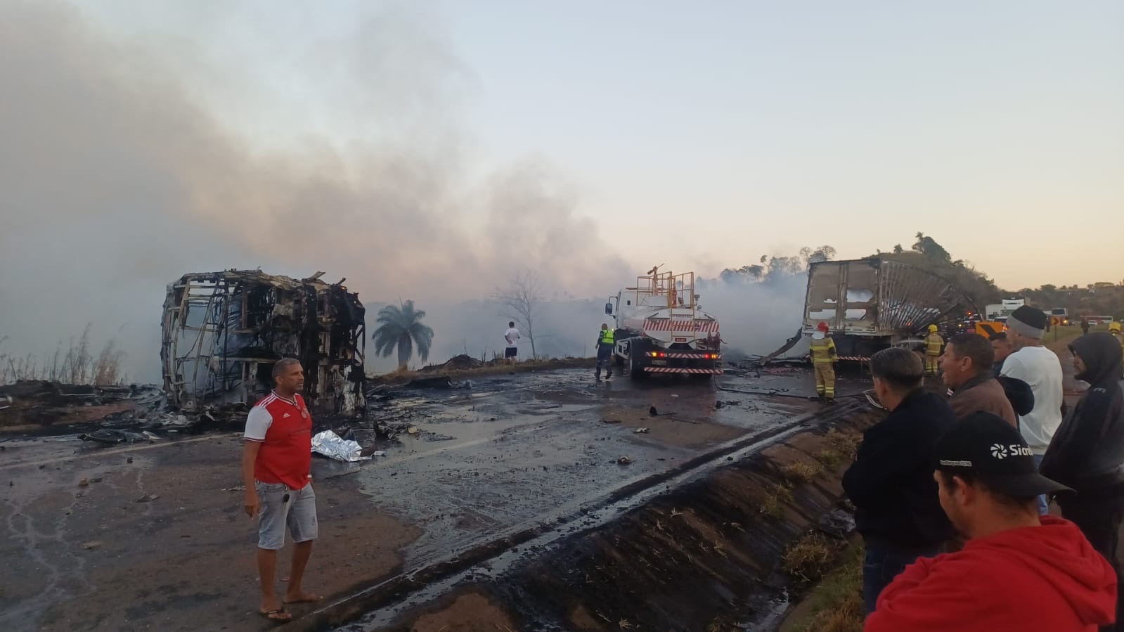 VÍDEO: Ônibus e caminhão colidem na BR-040, em Sete Lagoas; 15 ficam feridos