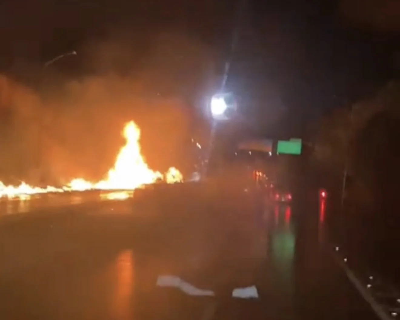 VÍDEO: MG-10 é interditada após carreta com combustível tombar e pegar fogo