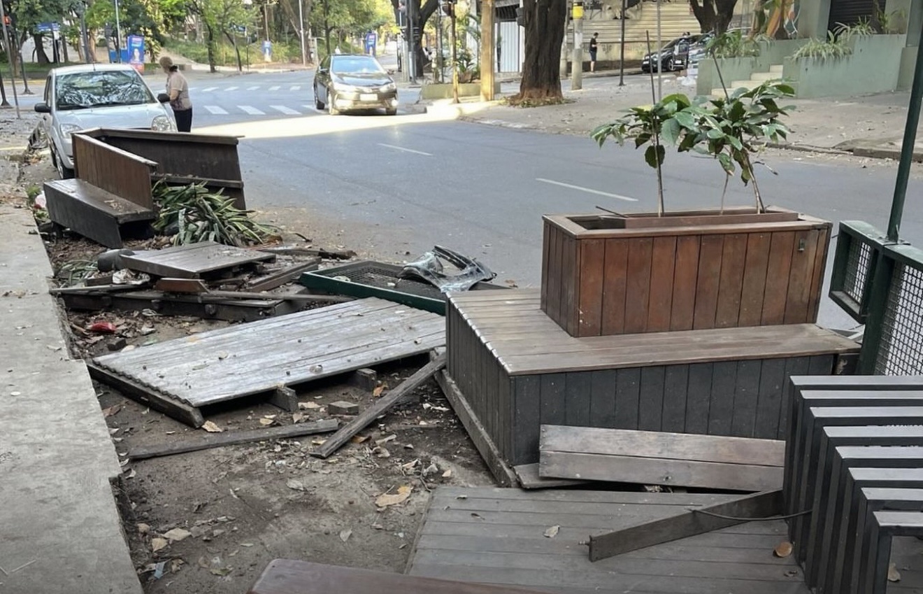 Parklet de cafeteria é destruído durante a madrugada em Belo Horizonte