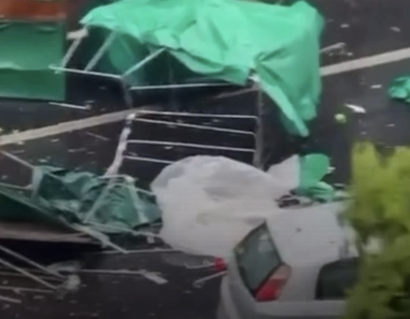 Vídeo: Barracas da Feira Hippie são arrastadas durante forte chuva em BH