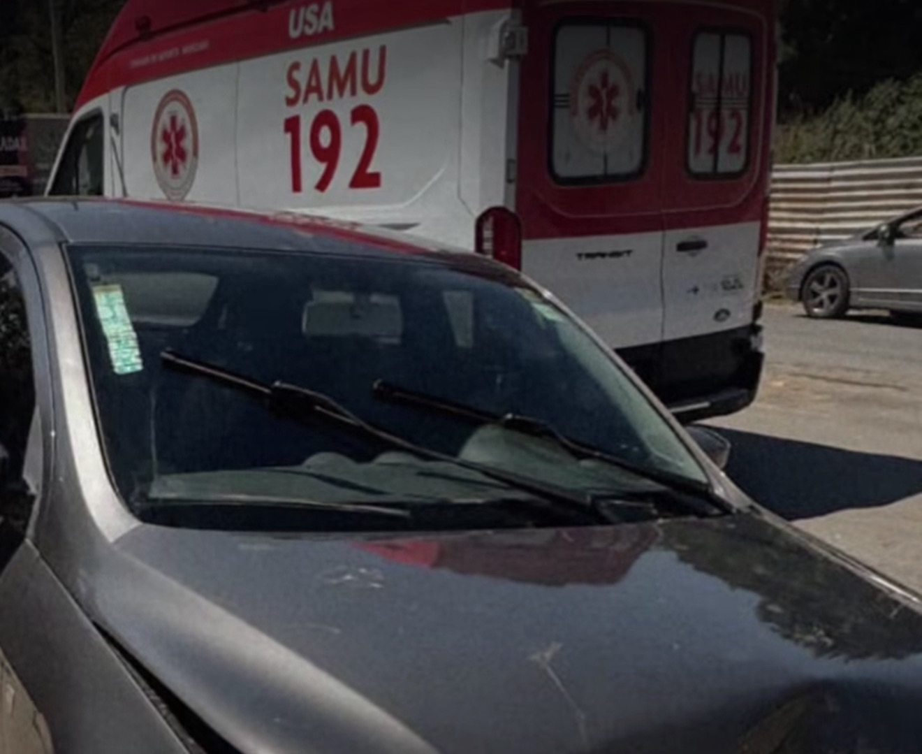 Mulher passa mal ao volante, bate contra poste e Prefeitura apura relato sobre atendimento