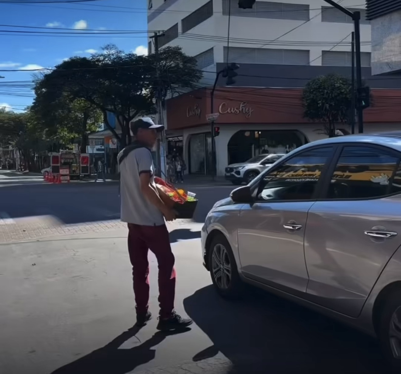 Influenciadora compra todas as balas de vendedor em Pedro Leopoldo