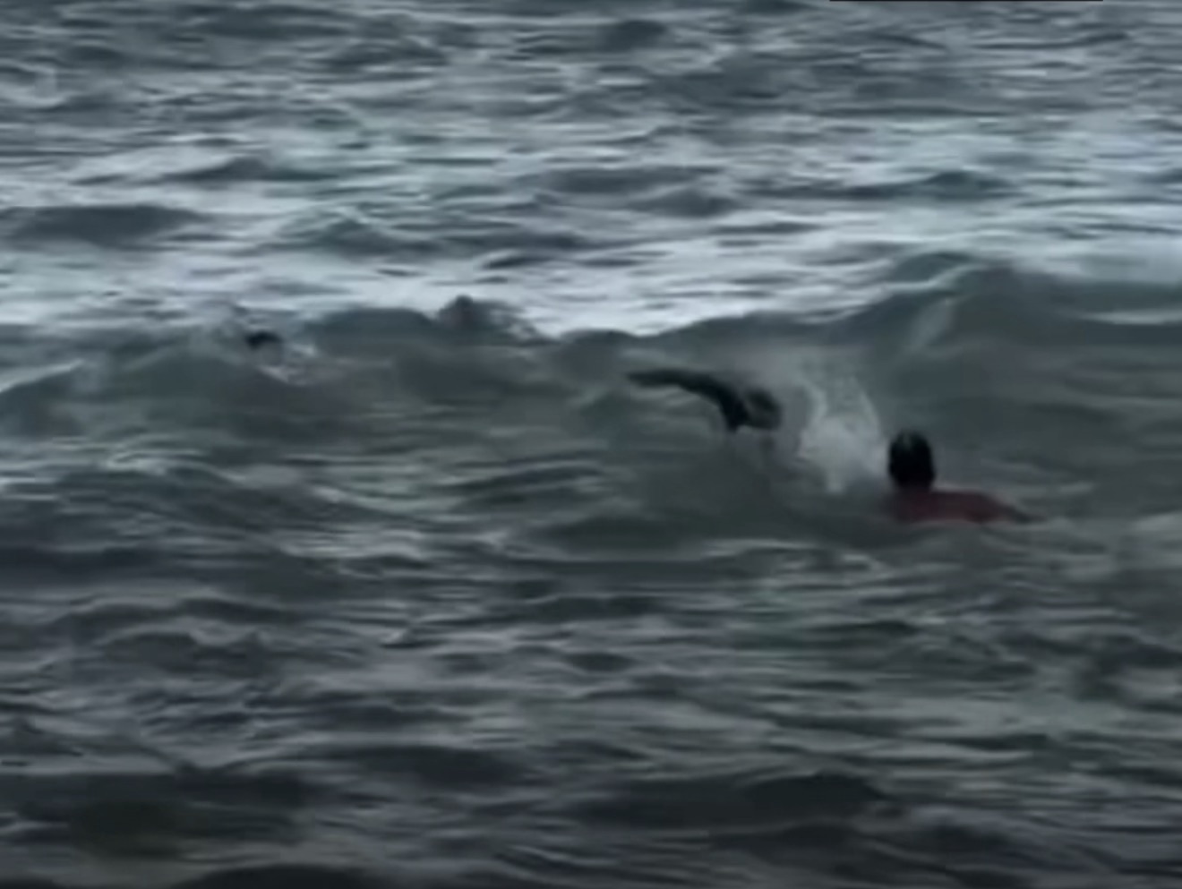 VÍDEO: Turistas são resgatados após dificuldades no mar em Guarapari