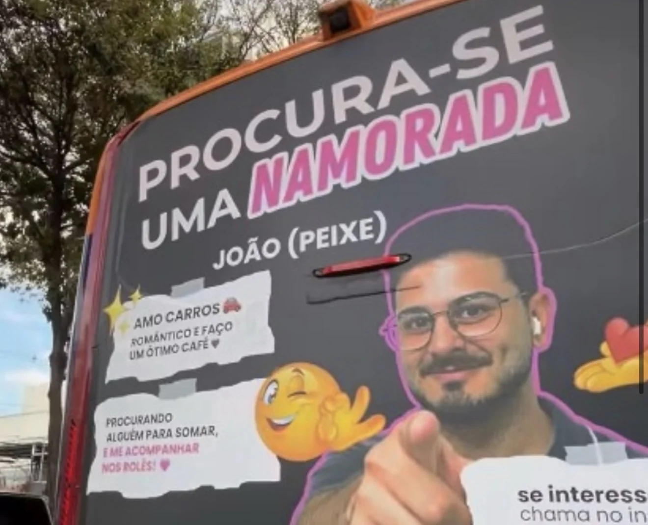 Mineiro procura namorada e estampa rosto em ônibus de BH