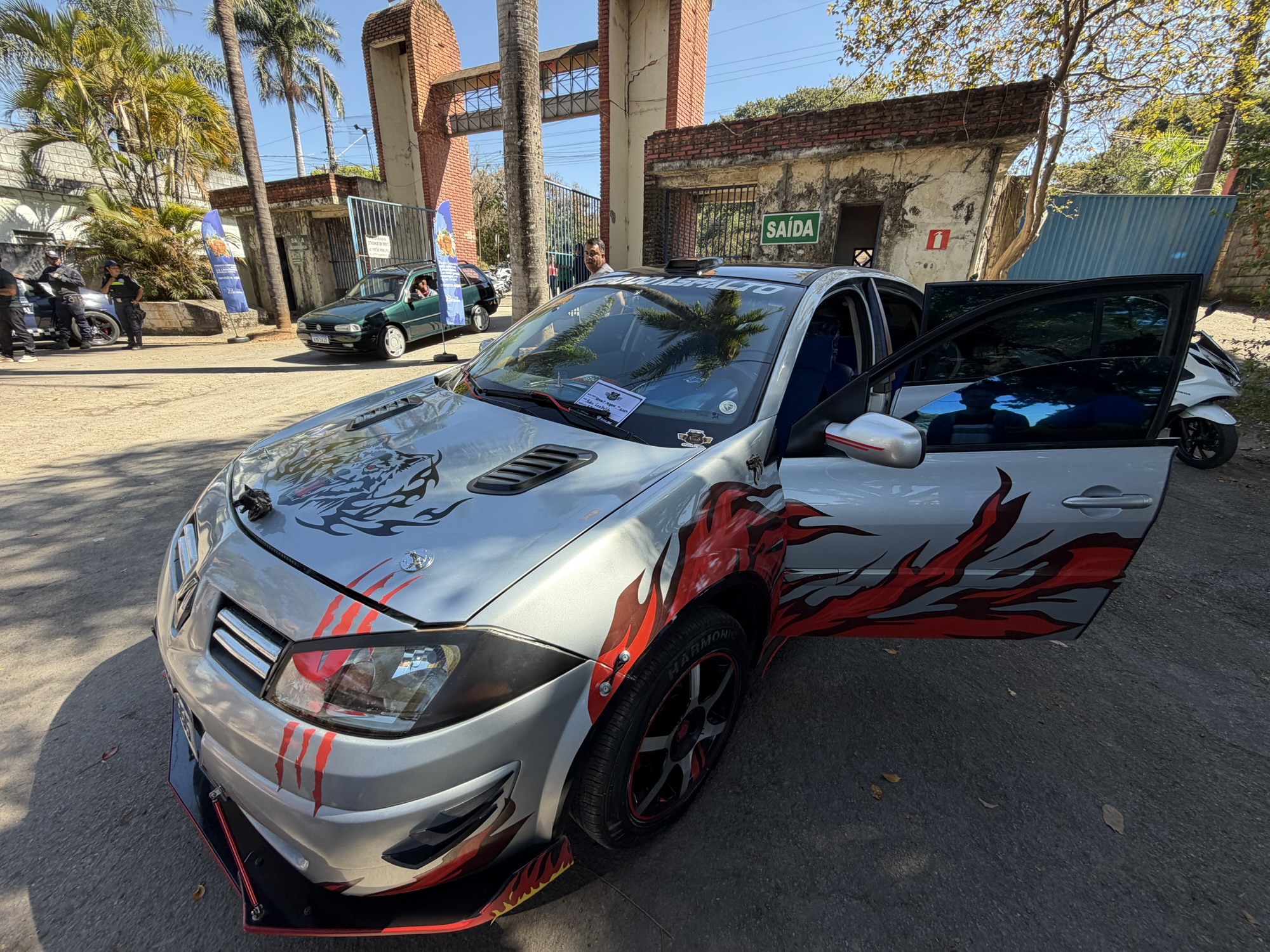 VÍDEO: Renault Mégane personalizado é destaque no Encontro de Carros Antigos em Pedro Leopoldo