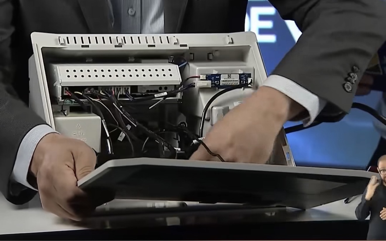 VÍDEO: TSE abre urna eletrônica ao vivo e mostra funcionamento interno pela primeira vez