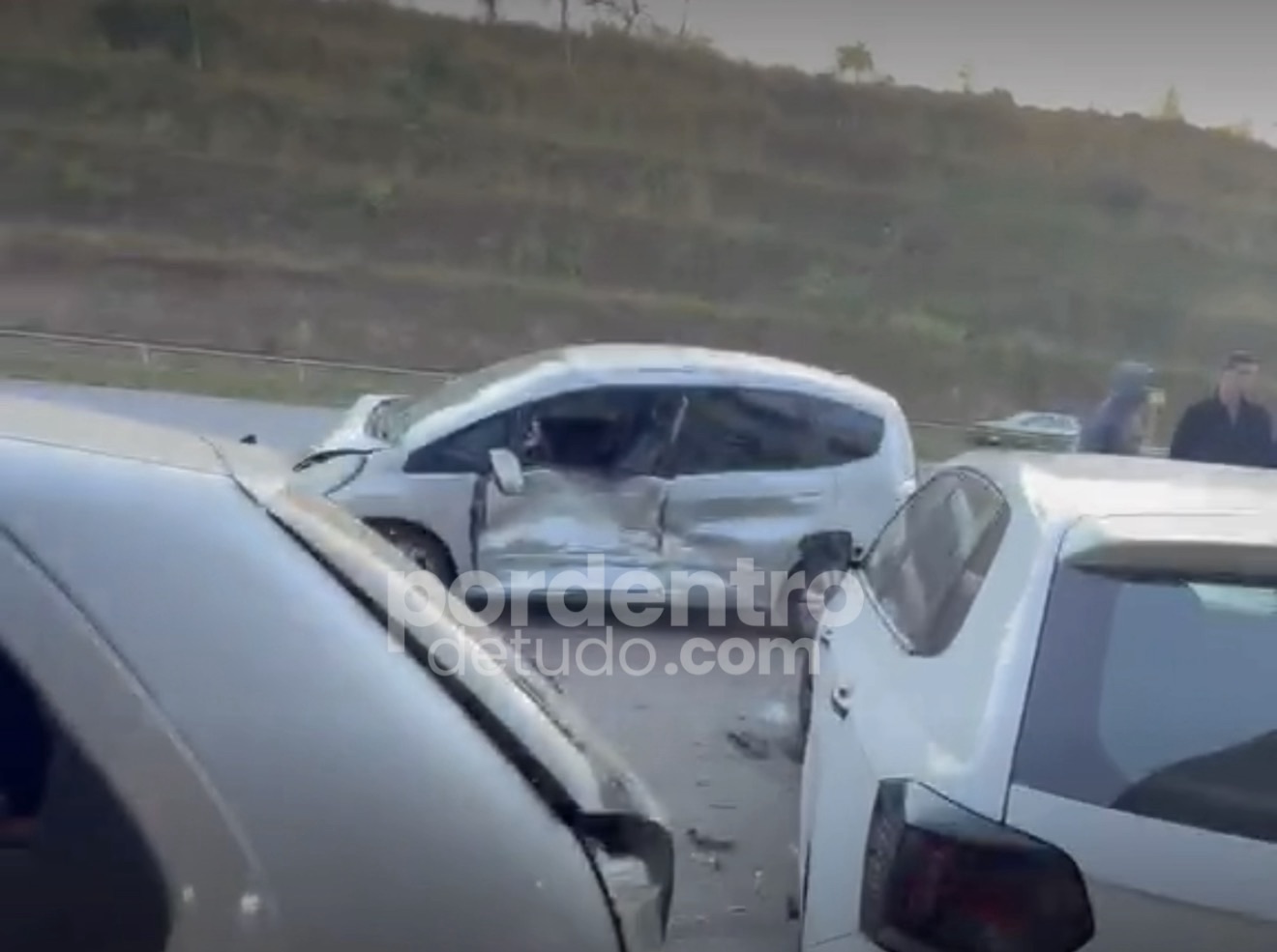 VÍDEO: Motorista perde o controle e atinge veículos estacionados em lanchonete às margens da MG-424