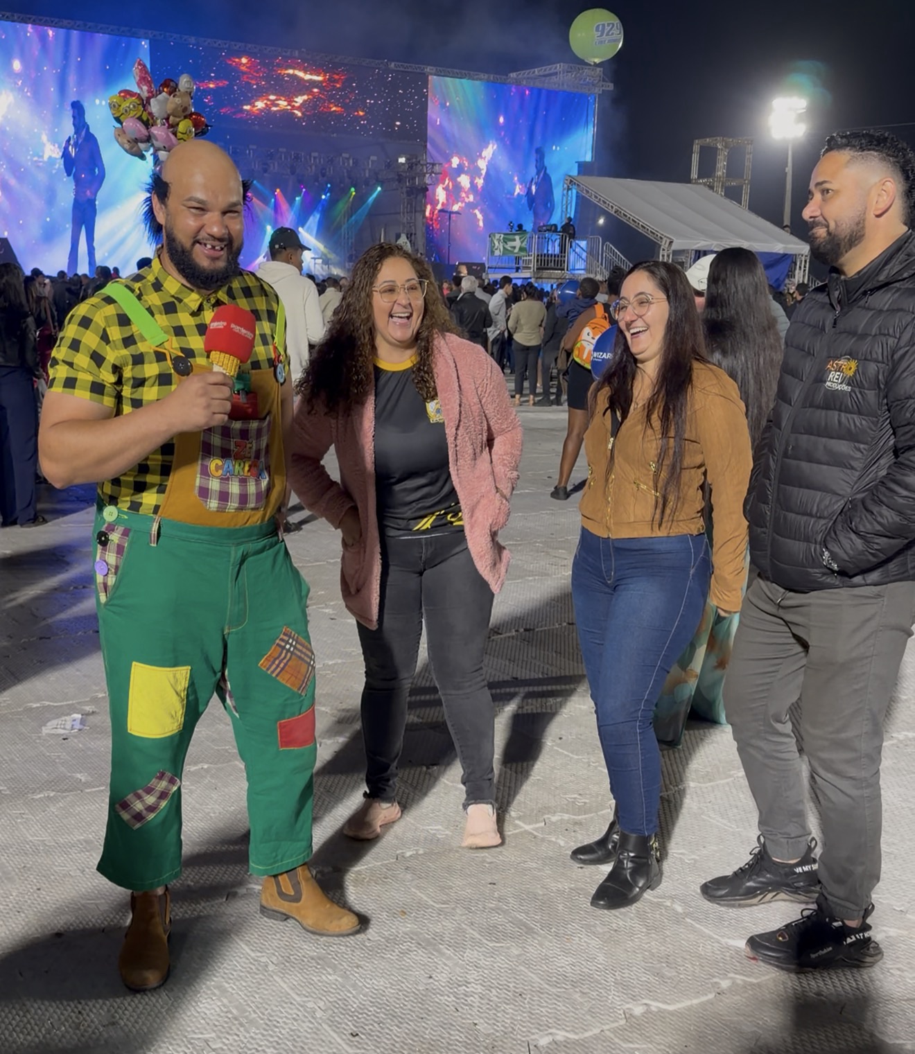 VÍDEO: Zé Careca usa microfone do Por Dentro de Tudo e diverte público na Festa de Agosto de Ribeirão das Neves