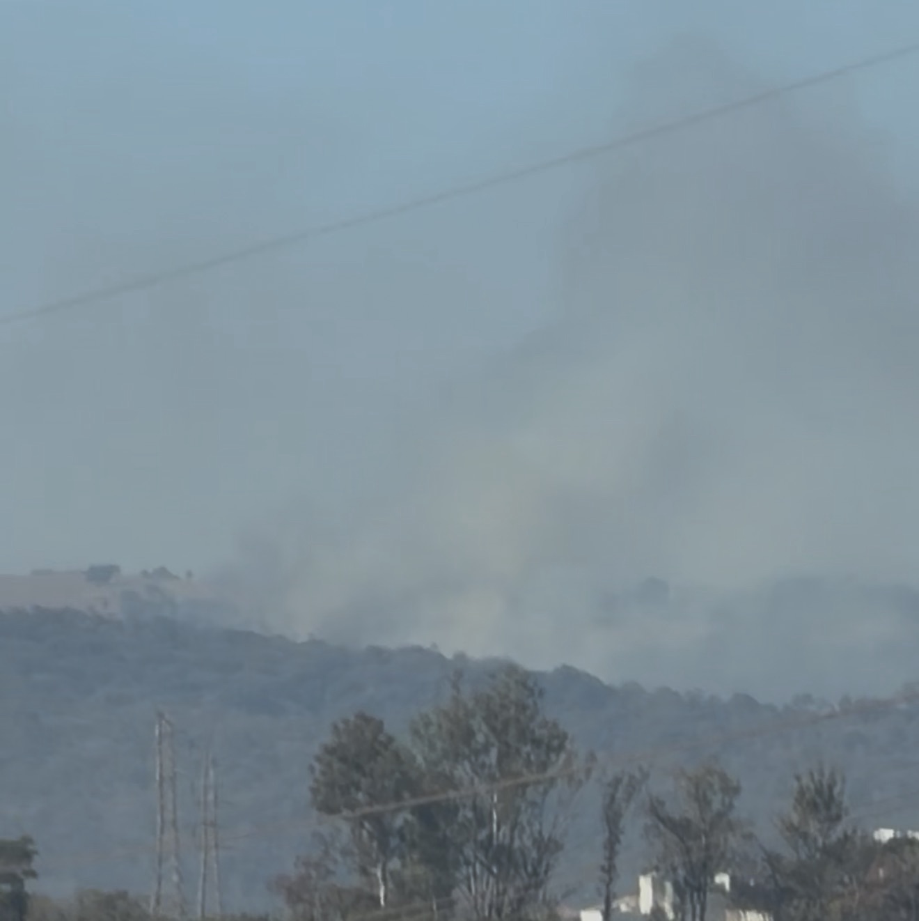 VÍDEO: Grande incêndio em vegetação mobiliza Defesa Civil em Pedro Leopoldo