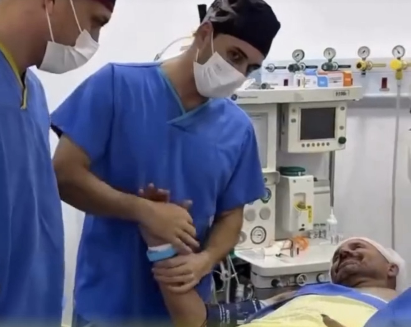 VÍDEO: Paciente emociona equipe médica ao fazer oração antes de cirurgia