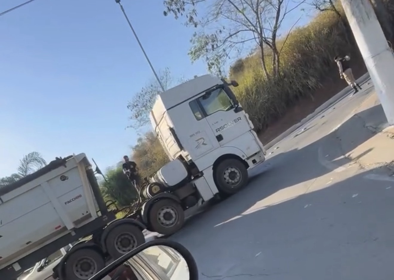 Carreta trava no morro e congestiona trânsito em Pedro Leopoldo