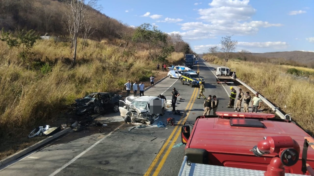 Colisão entre dois carros deixa cinco mortos e três feridos em Salinas