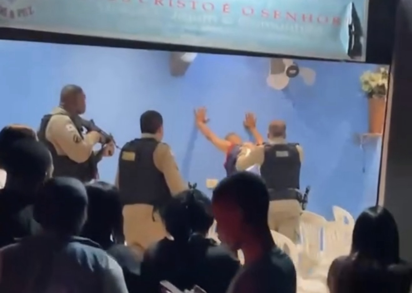 VÍDEO: Homem atira contra ex-companheira e PM e é preso em igreja