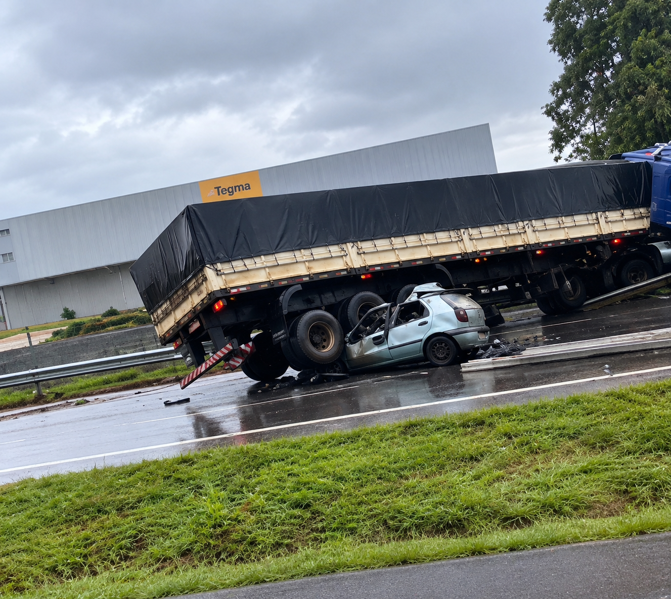 VÍDEO: Colisão entre Celta e carreta deixa uma pessoa morta e outra gravemente ferida na BR-040