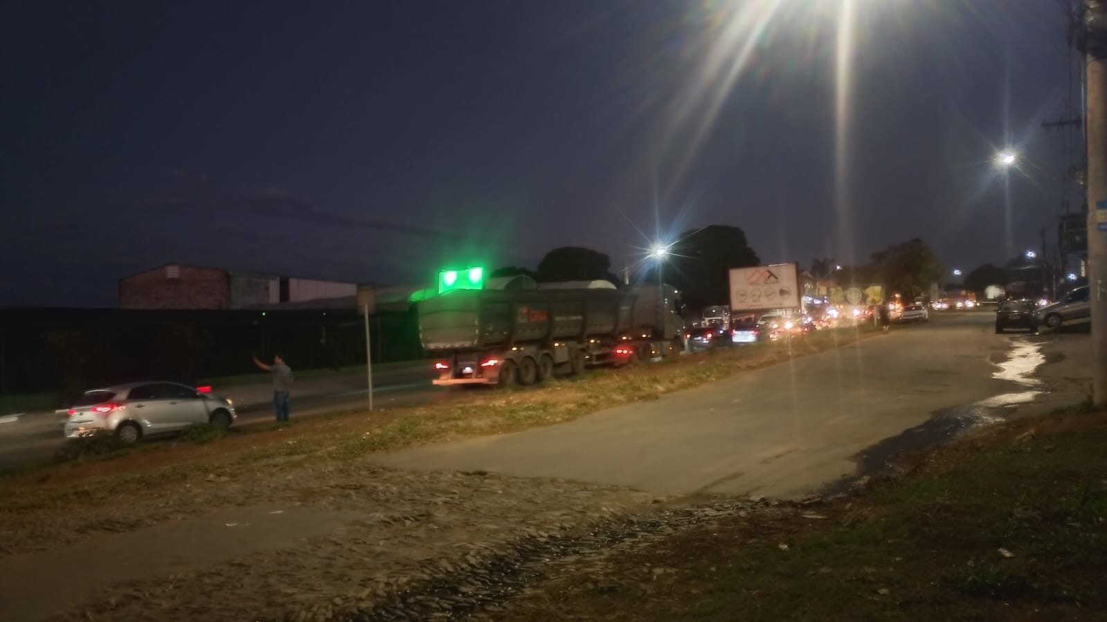 VÍDEO: Acidente entre carro e moto complica transito na MG-424 em Matozinhos