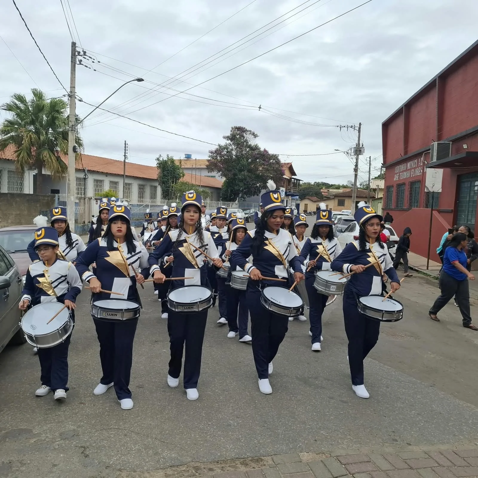 VÍDEO: Escola desfila mesmo após cancelamento em Capim Branco