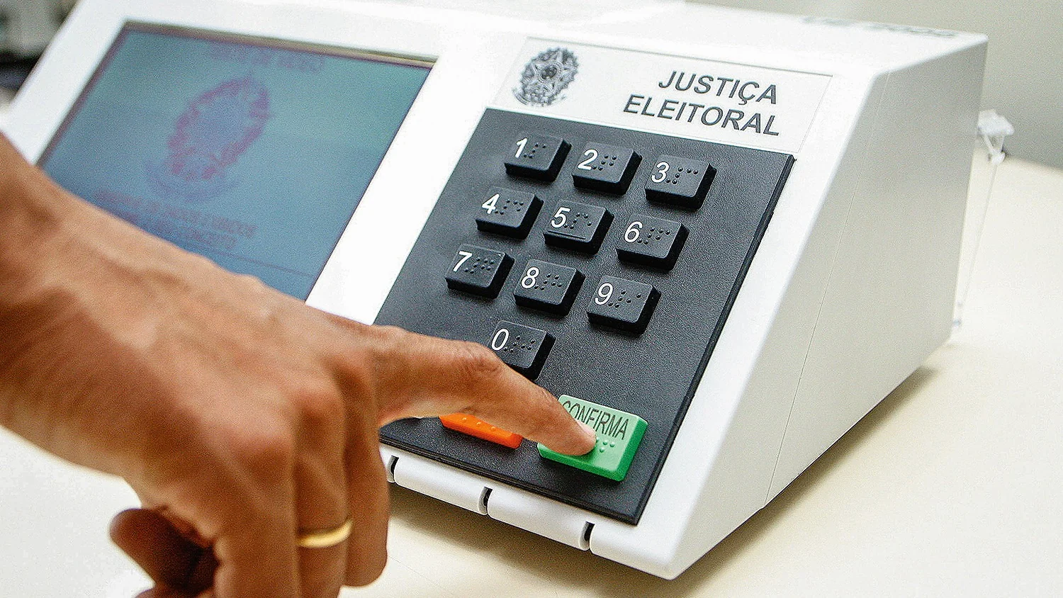 TRE-MG inicia preparação de urnas para o 1º turno