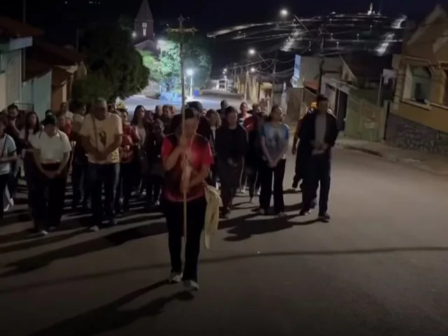 VÍDEO: Caminhada reúne fiéis de Capim Branco rumo a Matozinhos