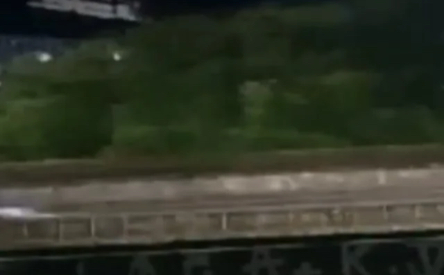 Video mostra caminhão de lixo tombando no Anel Rodoviário de BH