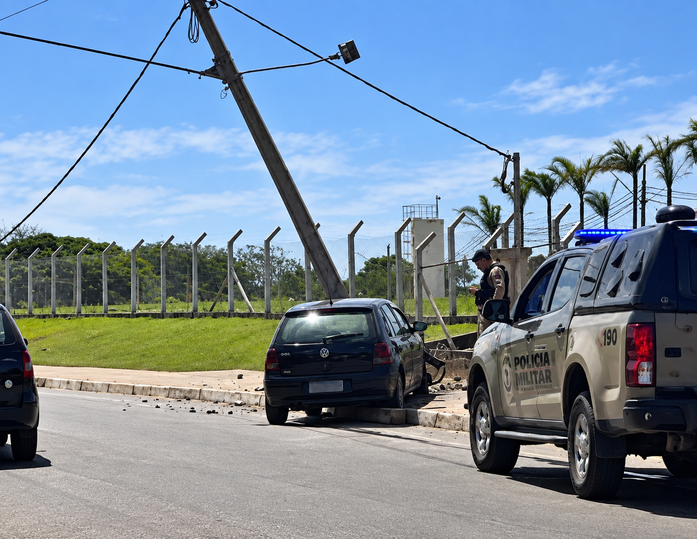 Carro colide contra poste durante a tarde em Pedro Leopoldo
