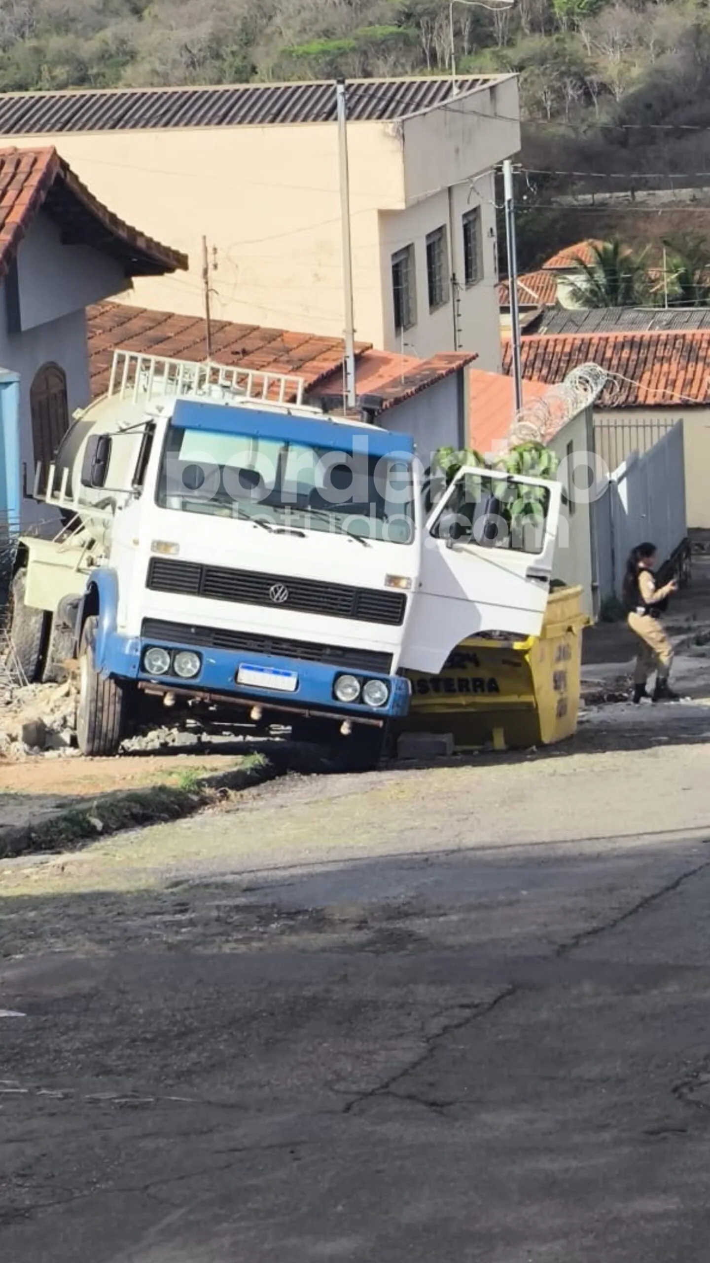 Caminhão-pipa perde os freios e atinge muro de residência no Centro de Matozinhos
