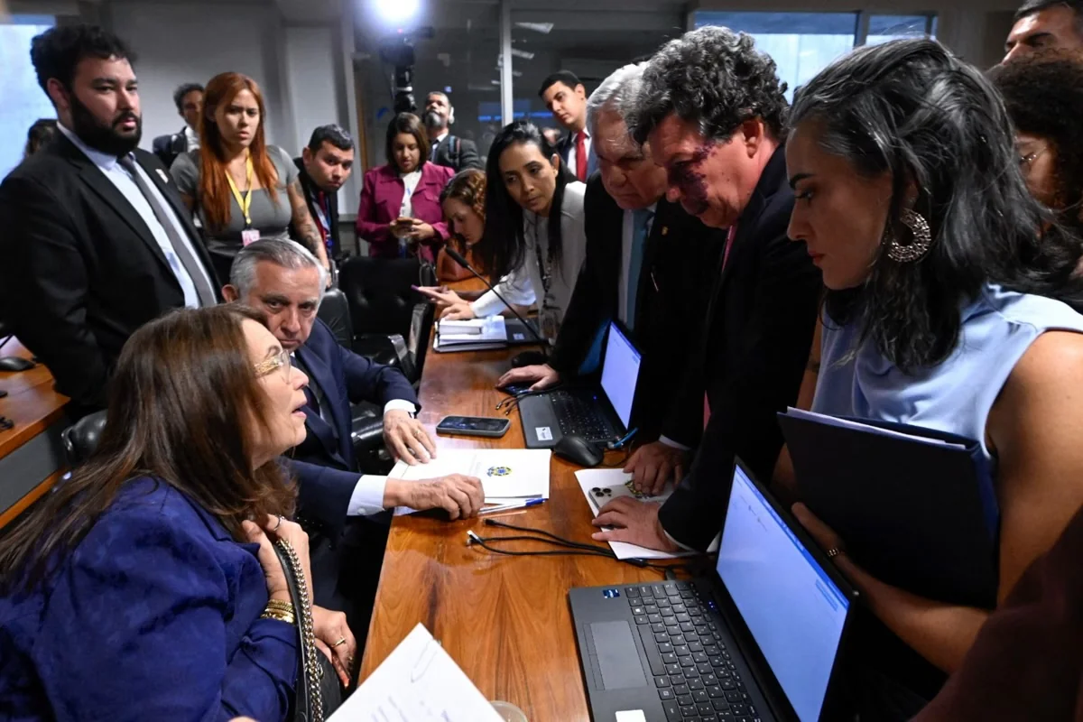 Congresso adia votação do fim da “taxa das blusinhas”