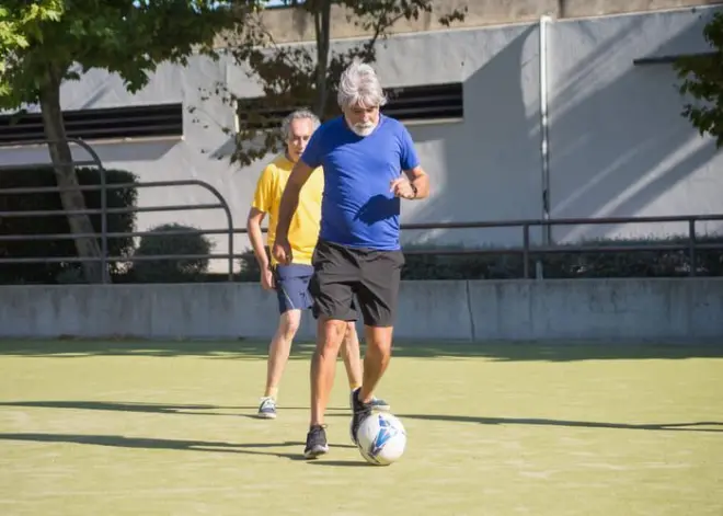 O cuidado que pode fazer diferença no futebol após os 60