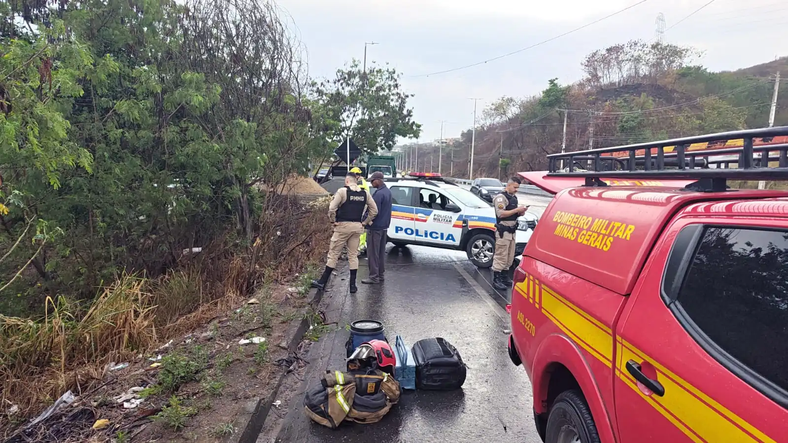 Motorista fica ferido após carro cair em ribanceira em Ribeirão das Neves