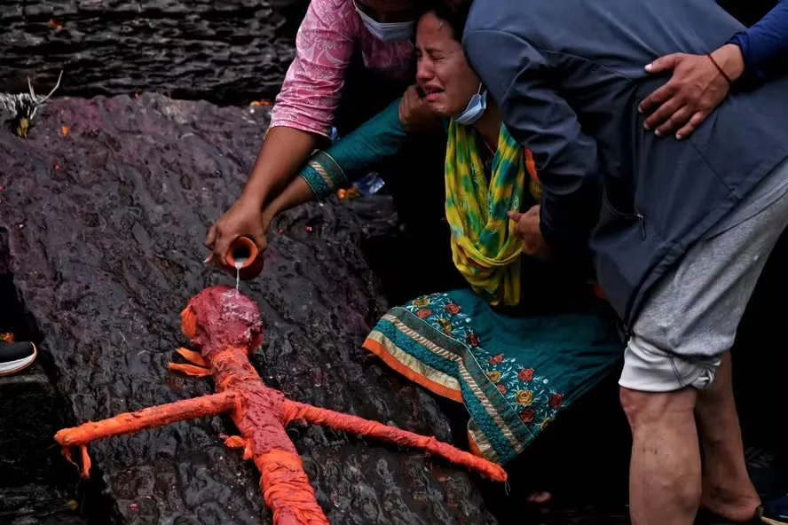 Sem corpos, famílias usam bonecos de palha em funerais simbólicos no Nepal
