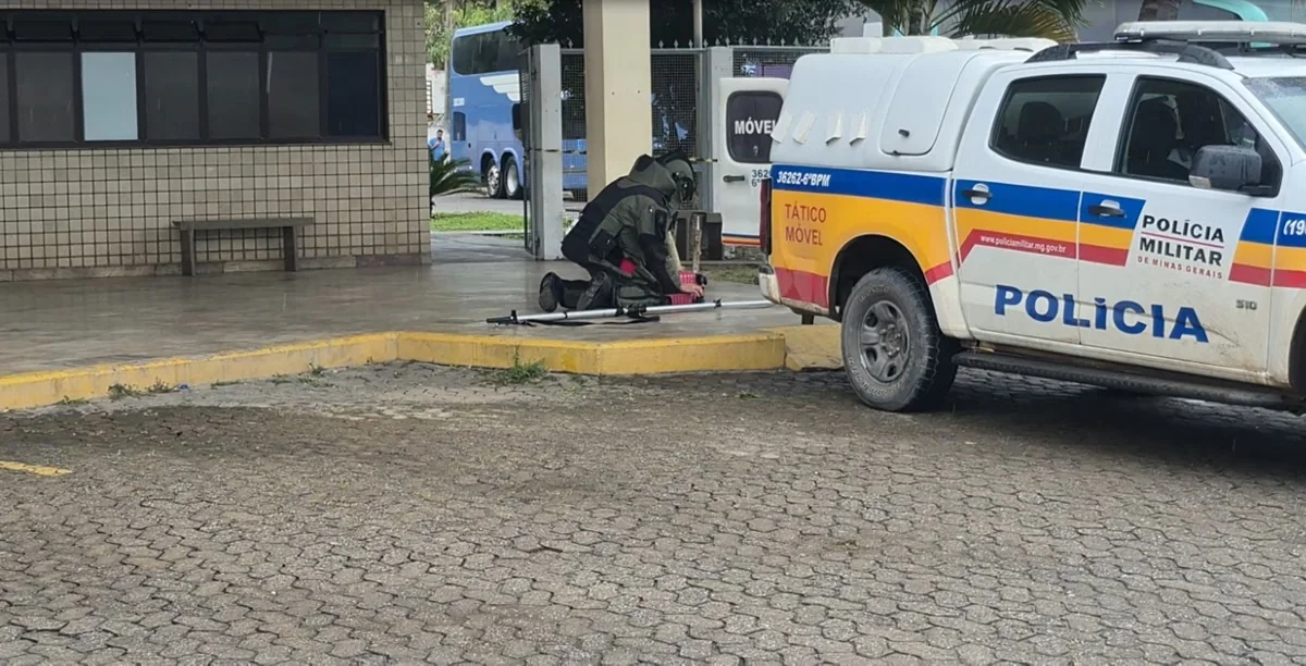 Jovem é preso com granadas e drogas dentro de ônibus em Minas