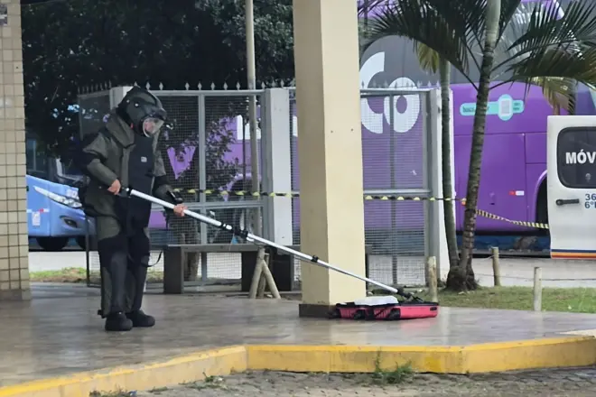 Homem é preso com granadas e drogas dentro de mala em ônibus