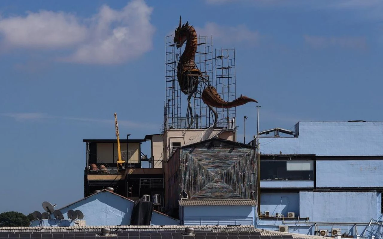 Dragão gigante ganha autorização para permanecer no topo de shopping