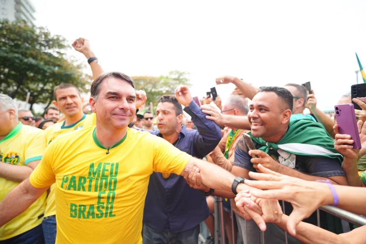 Flávio Bolsonaro chama denúncia de Vorcaro de “mentira”
