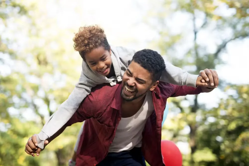 Adultos mais felizes costumam ter duas lembranças da infância