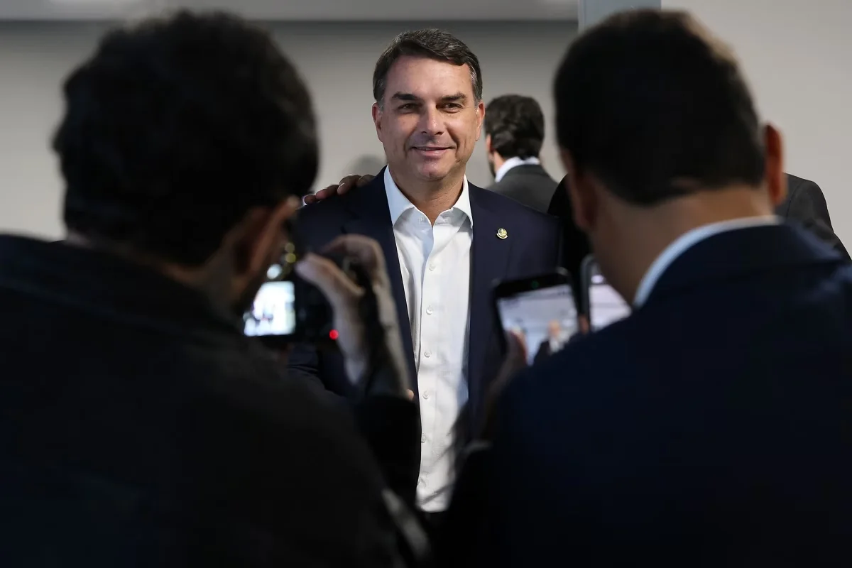 Flávio Bolsonaro chama Moraes de “laranja podre” do STF