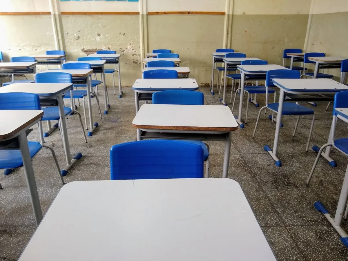 Mãe e professora brigam dentro de escola após denúncia sobre aluna